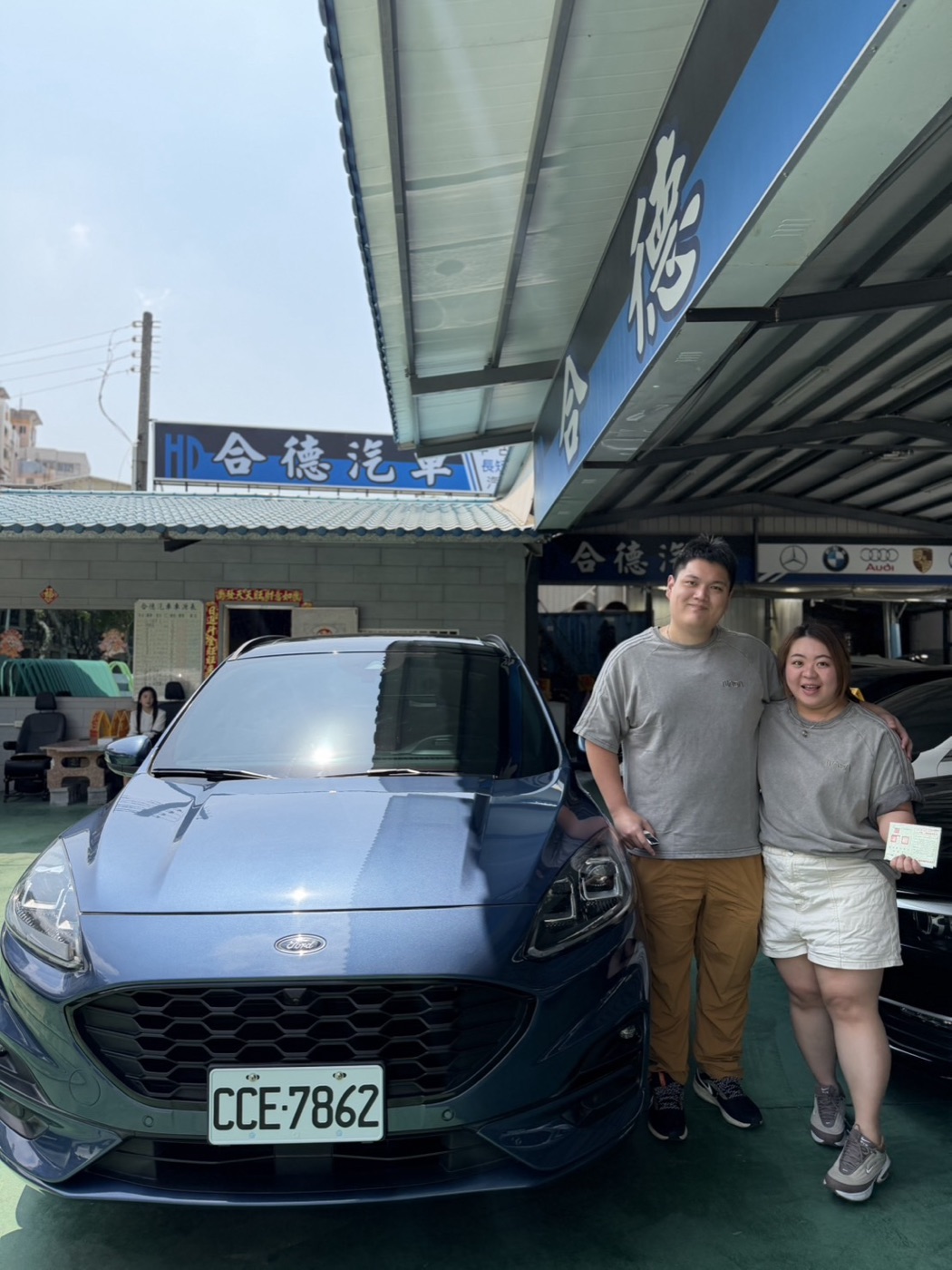 我們站在新換的大車車旁合照